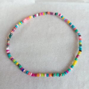Náramek z barevných korálků