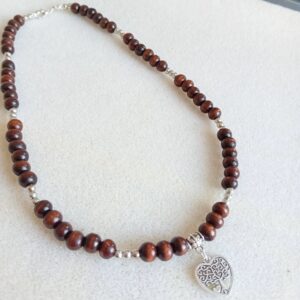 Náhrdelník z dřevěných korálků