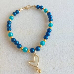 Náramek z modrých korálků