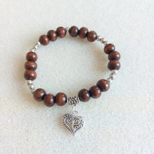 Náramek z dřevěných korálků