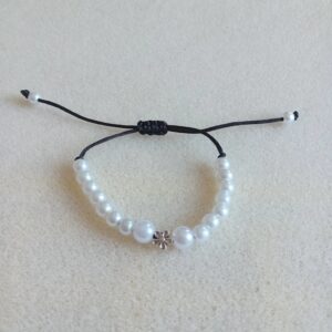 Perličkový náramek na niti
