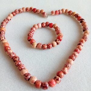 Souprava z dřevěných korálků