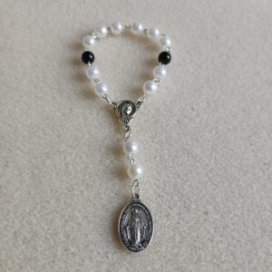 Amulet pro věřící, ochraňuje řidiče