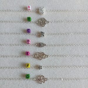 Náramky na nohu barvy stříbra