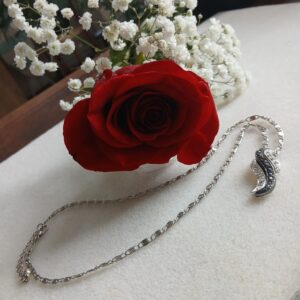 Náhrdelník se zirkony.