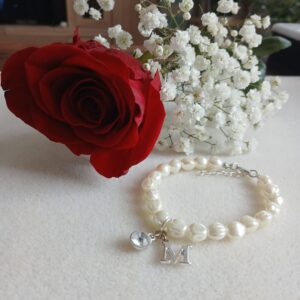 Náramek z perliček s ozdobami