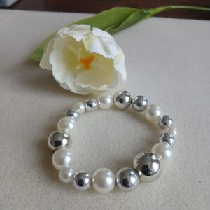 Náramek z perlových stříbrných korálků