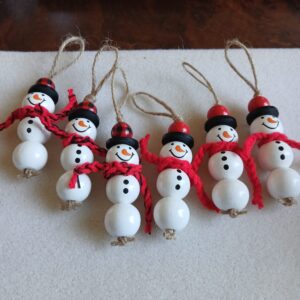 Sněhulák s červenou háčkovanou šálou