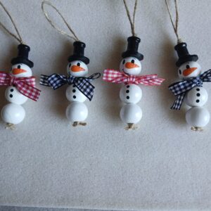 Sněhuláci s červenou a černou kostkovanou šálou