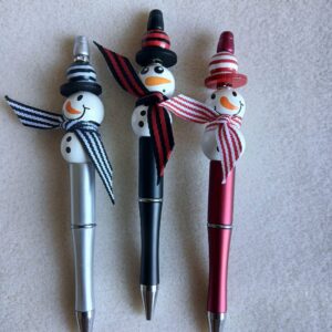Kuličková pera zdobená různými figurkami Sněhuláků