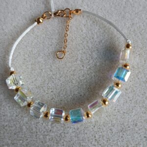 Náramek se skleněnými kostičkami