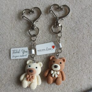 Medvídek přívěšek s kovovou karabinkou srdce