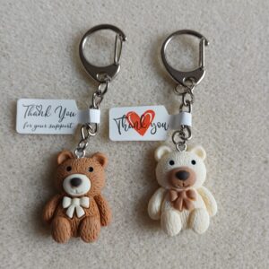 Medvídek s kovovou karabinou