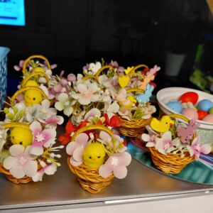 Malý košíček s velikonoční dekorací